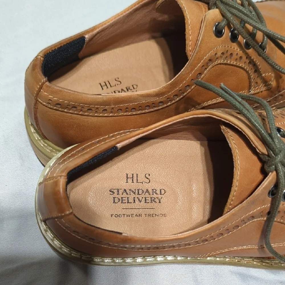 Brown Leather Oxford Shoes with Lace-Up Design